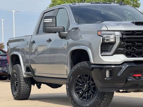 Used 2025 Chevrolet Silverado 2500 ZR2 w/ Technology Package AWD/4WD image 3