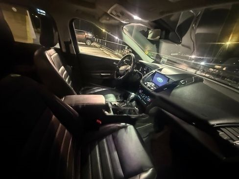 Used 2019 Ford Escape Titanium image 3