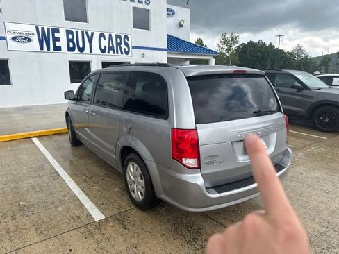 Used 2018 Dodge Grand Caravan SE FWD image 9