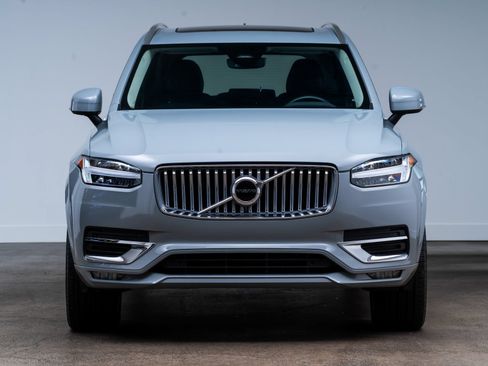 Used 2025 Volvo XC90 B5 Core AWD/4WD image 2