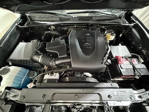 Certified 2019 Toyota Tacoma SR5 AWD/4WD image 9