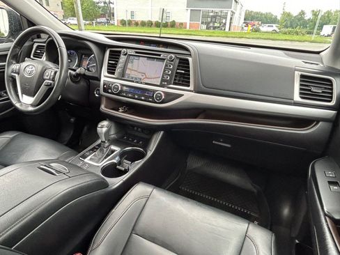 Used 2019 Toyota Highlander XLE AWD/4WD image 25