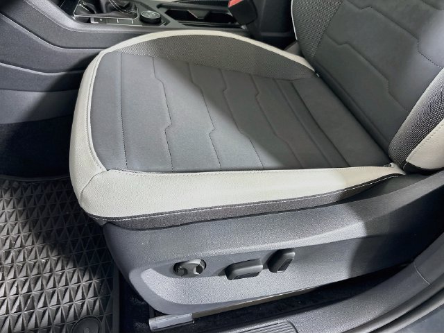 Certified 2025 Volkswagen Taos SE AWD/4WD image 18