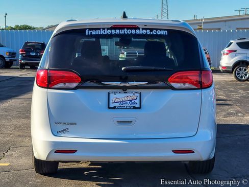 Used 2023 Chrysler Voyager LX FWD image 4
