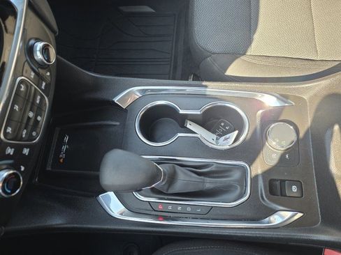 Used 2023 Chevrolet Traverse LT image 9