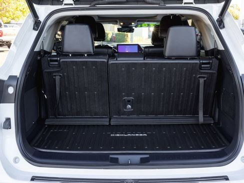 Used 2023 Toyota Highlander Platinum image 8