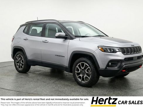 Used 2025 Jeep Compass Trailhawk AWD/4WD image 1