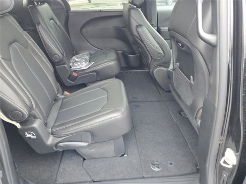 New 2026 Chrysler Pacifica Select image 9