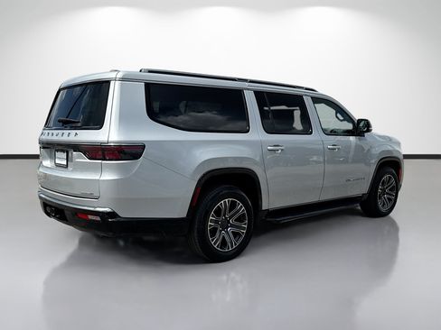 Used 2024 Jeep Wagoneer L Series II w/ Flexible Seating Group RWD image 3