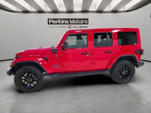 Used 2025 Jeep Wrangler Unlimited Sahara AWD/4WD image 2
