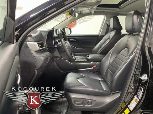 Used 2024 Toyota Highlander XLE AWD/4WD image 11