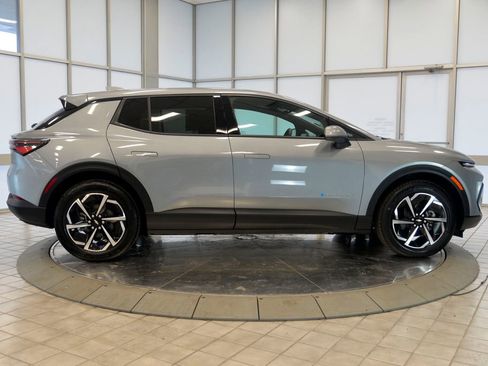 Used 2025 Chevrolet Equinox EV LT w/ Comfort Package image 9