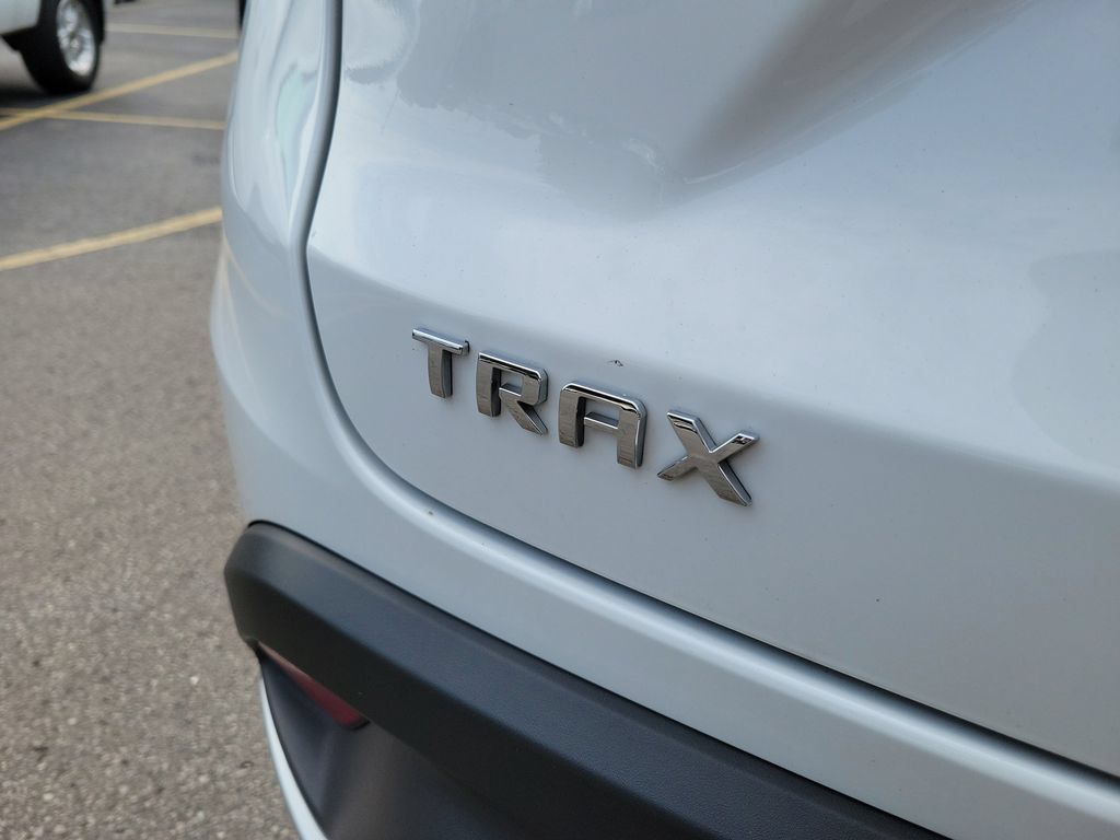Used 2025 Chevrolet Trax LT FWD image 9