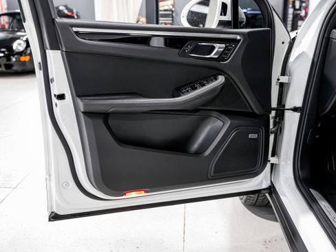 Used 2021 Porsche Macan S w/ Premium Package image 24
