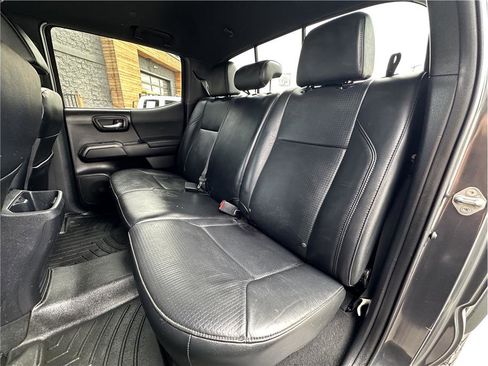 Used 2020 Toyota Tacoma TRD Off-Road w/ TRD Premium Off Road Package image 16