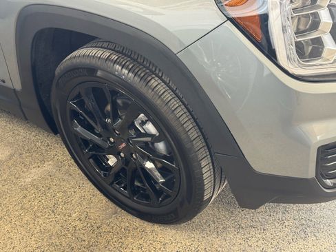 Used 2024 GMC Terrain SLE w/ Driver Convenience Package image 4