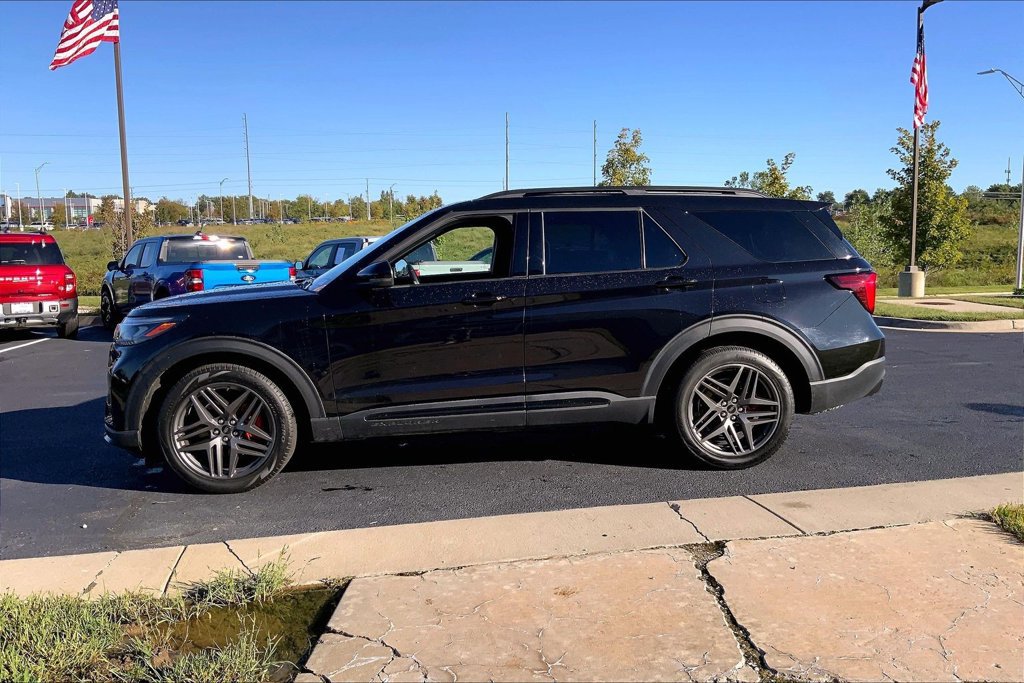 Used 2025 Ford Explorer ST AWD/4WD image 12