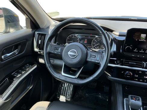 Used 2025 Nissan Pathfinder SL FWD image 11