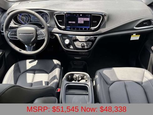 New 2027 Chrysler Pacifica Select AWD/4WD image 2