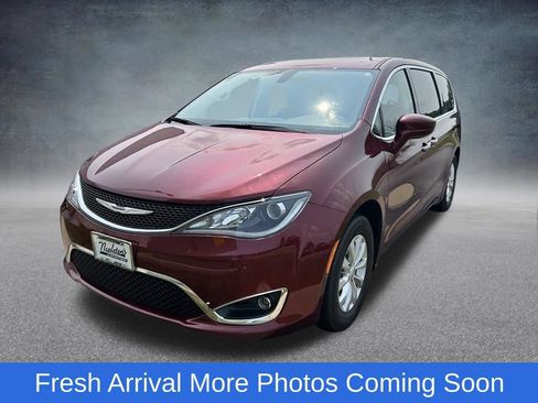 Used 2018 Chrysler Pacifica Touring Plus FWD image 2
