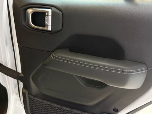 Used 2022 Jeep Wrangler Unlimited Rubicon w/ Safety Group image 37