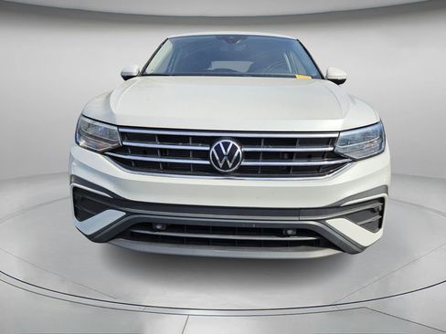 Used 2023 Volkswagen Tiguan SE w/ Panoramic Sunroof Package image 3