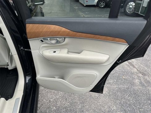 Used 2022 Volvo XC90 T6 Momentum w/ Climate Package image 21