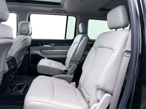 Used 2022 Jeep Wagoneer Series III w/ Premium Group I image 38