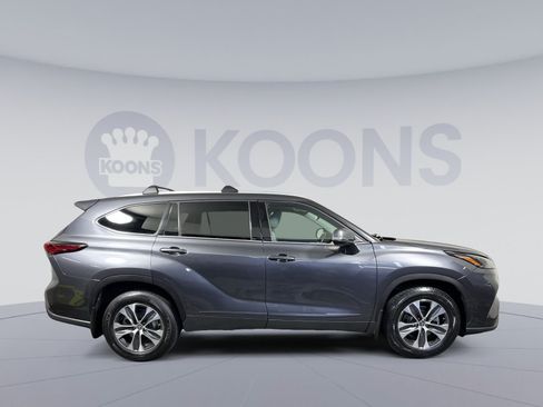 Used 2022 Toyota Highlander XLE AWD/4WD image 12