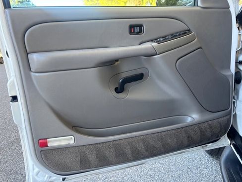 Used 2004 Chevrolet Tahoe LS image 18