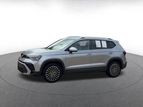 Used 2025 Volkswagen Taos SE image 8