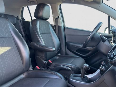 Used 2019 Chevrolet Trax LT w/ LT Convenience Package image 16