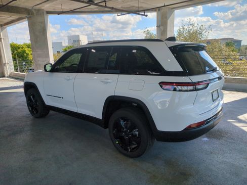 New 2025 Jeep Grand Cherokee Altitude image 7