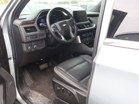 Used 2024 Chevrolet Suburban Premier AWD/4WD image 15