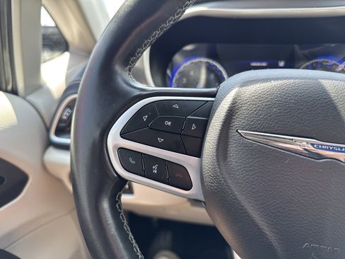 Used 2021 Chrysler Pacifica Touring-L FWD image 21