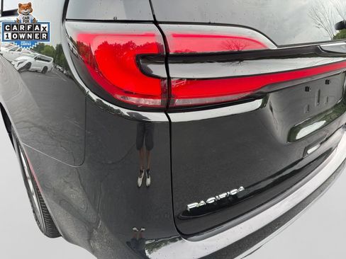 Used 2025 Chrysler Pacifica Select FWD image 18