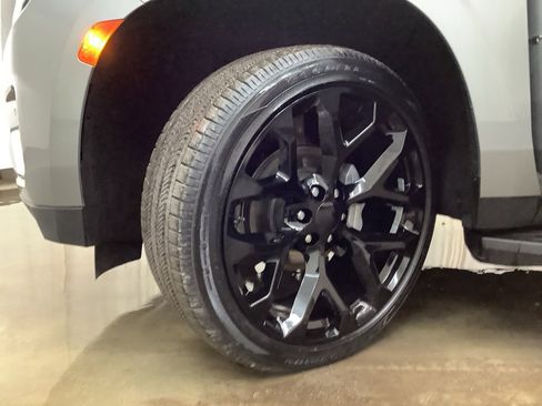 Used 2024 GMC Yukon SLE w/ Gmc Pro Safety Plus Package image 29