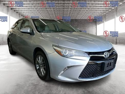 Used 2017 Toyota Camry SE image 3