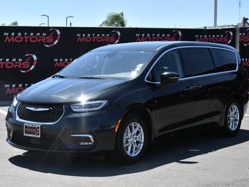 Used 2023 Chrysler Pacifica Touring-L FWD image 3