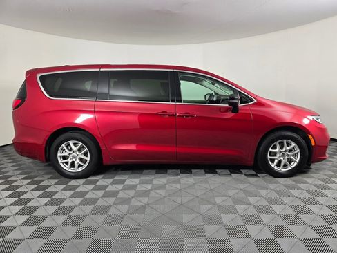 Used 2024 Chrysler Pacifica Touring-L image 3