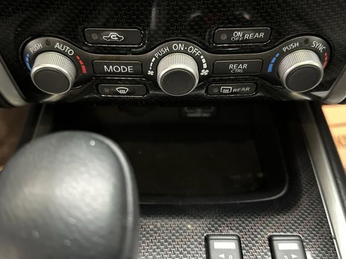 Used 2020 Nissan Pathfinder SL image 39