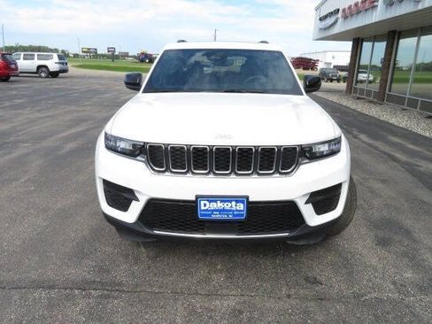 Used 2024 Jeep Grand Cherokee Laredo X w/ Luxury Tech Group I AWD/4WD image 5