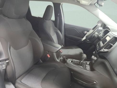 Used 2019 Jeep Cherokee Latitude w/ Cold Weather Group AWD/4WD image 16