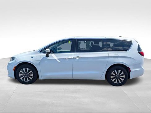 Used 2023 Chrysler Pacifica Touring-L FWD image 4