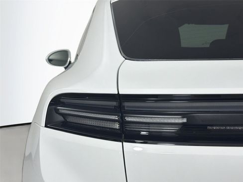 Certified 2025 Porsche Macan Electric RWD image 16