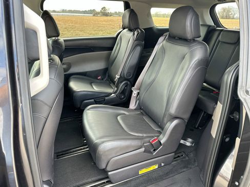 Used 2025 Kia Carnival image 22