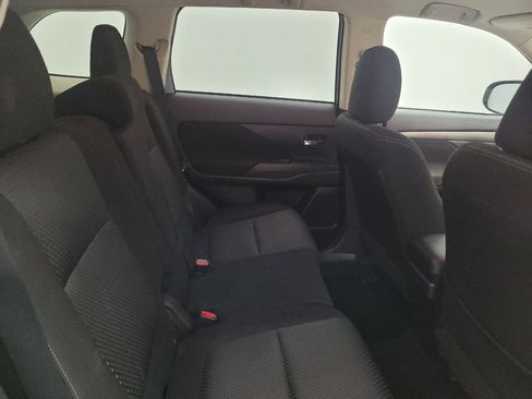 Used 2017 Mitsubishi Outlander SE AWD/4WD image 19
