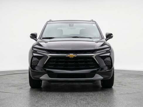 Used 2025 Chevrolet Blazer LT FWD image 2