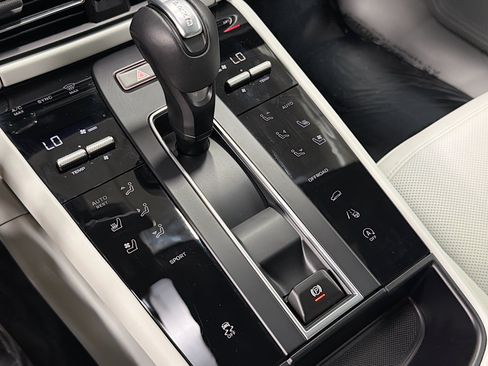 Certified 2026 Porsche Macan AWD/4WD image 28
