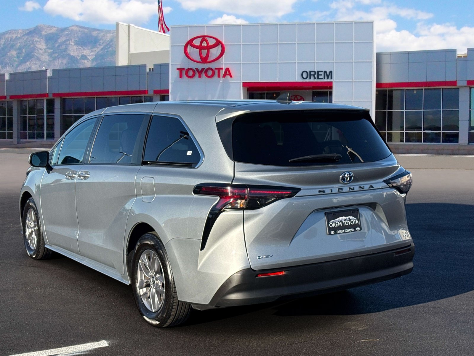 Used 2025 Toyota Sienna LE FWD image 5